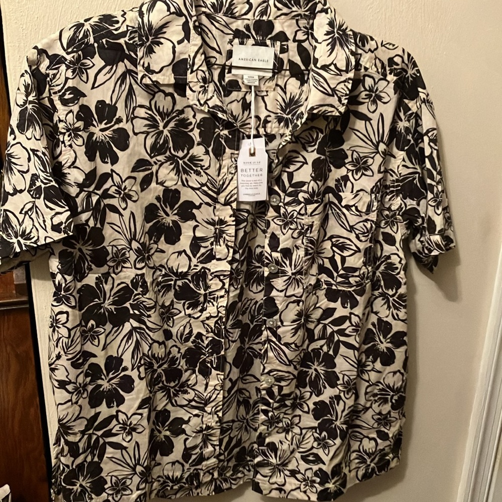 NWT American Eagle short sleeve shirt. Full button front w/one pocket. Hawaiian.